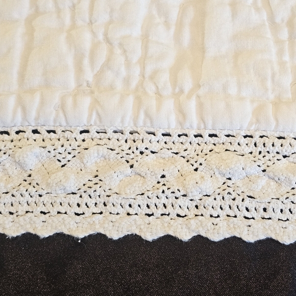 Simply Shabby Chic White Quilt with Lace Trim. Twin - Picture 2 of 7
